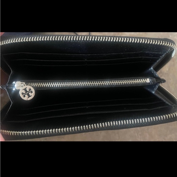 Tory Burch Reva Wallet in Black with silver hardware - Picture 2 of 5